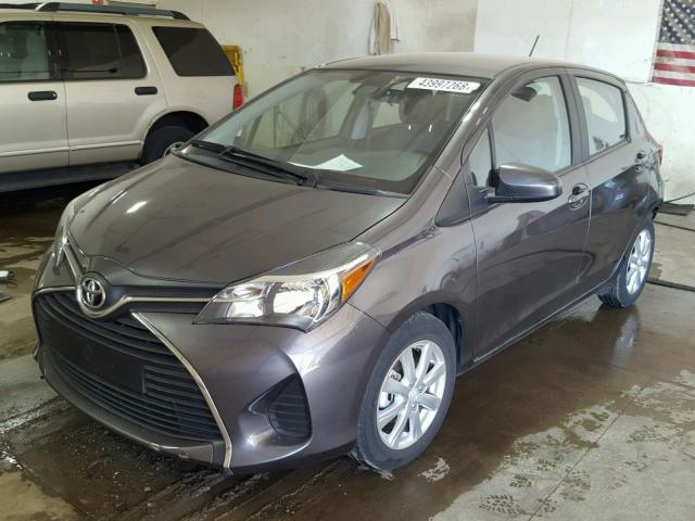 VNKKTUD30HA074365 - 2017 TOYOTA YARIS L GRAY photo 2