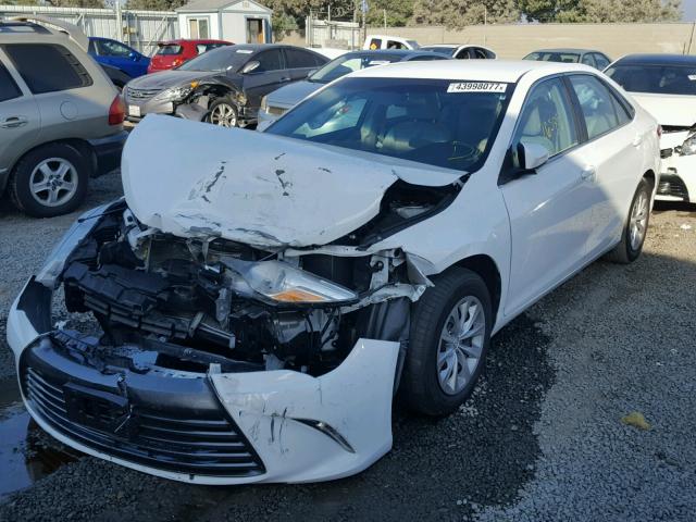 4T4BF1FK8FR483391 - 2015 TOYOTA CAMRY LE WHITE photo 2