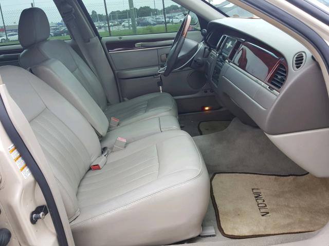 1LNHM82W83Y676737 - 2003 LINCOLN TOWN CAR S BEIGE photo 5