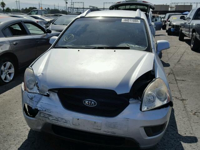 KNAFG526577114336 - 2007 KIA RONDO LX SILVER photo 9