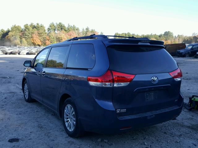 5TDYK3DC6DS382704 - 2013 TOYOTA SIENNA XLE BLUE photo 3