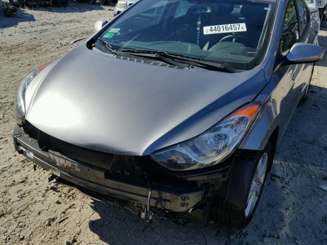 KMHDH4AE8DU498146 - 2013 HYUNDAI ELANTRA GRAY photo 9