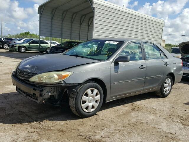 4T1BE32K32U525538 - 2002 TOYOTA CAMRY LE GRAY photo 2