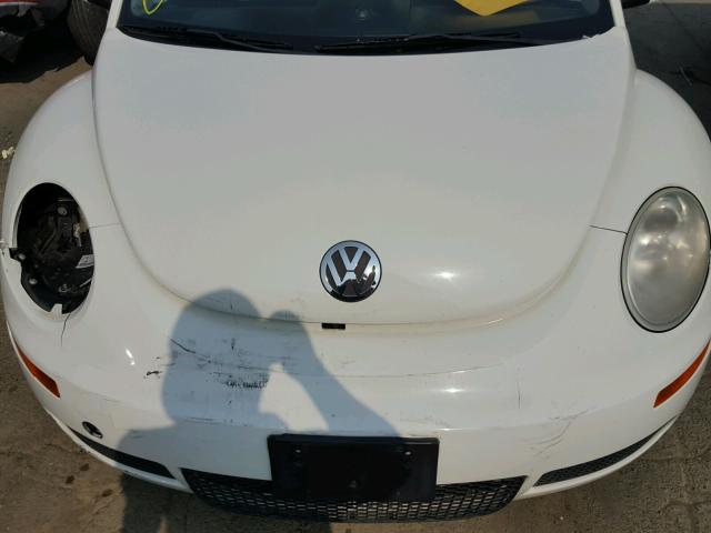 3VWFG31YX7M410613 - 2007 VOLKSWAGEN NEW BEETLE 白色 照片 7