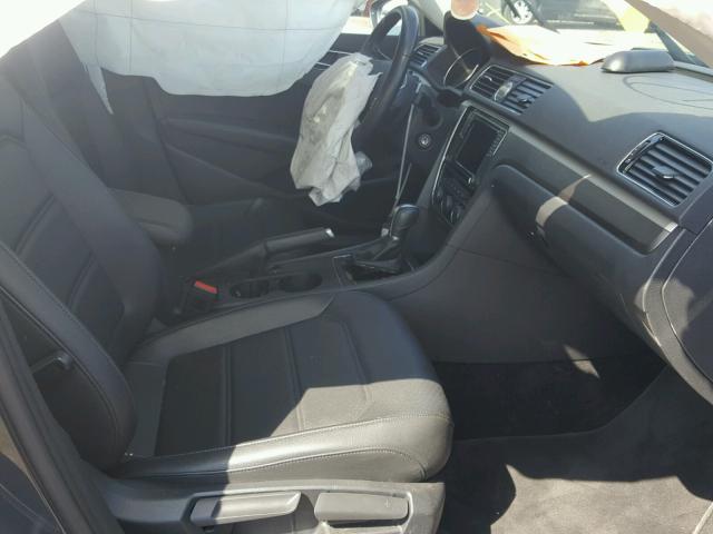 1VWDT7A33HC041885 - 2017 VOLKSWAGEN PASSAT R-L GRAY photo 5