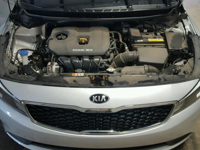 3KPFL4A72HE085463 - 2017 KIA FORTE LX SILVER photo 7