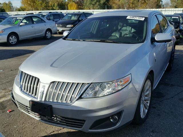 1LNHL9ER2AG606104 - 2010 LINCOLN MKS SILVER photo 2