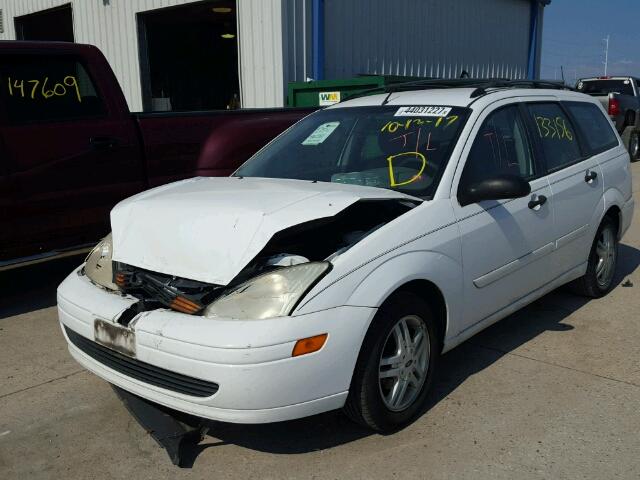 1FAFP3630YW345956 - 2000 FORD FOCUS WHITE photo 2