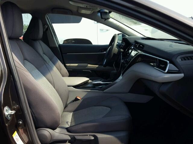 4T1B11HK1JU566921 - 2018 TOYOTA CAMRY L Schwarz Foto 5