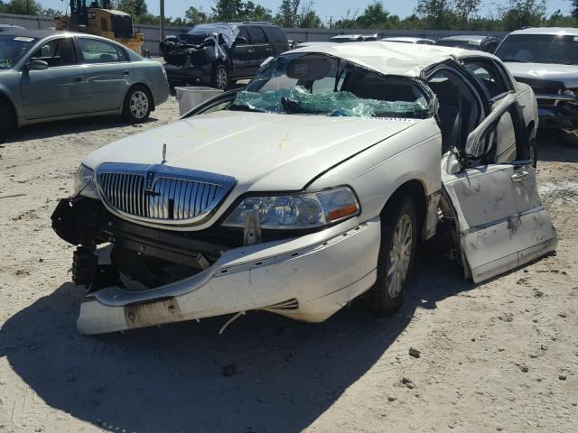 1LNHM81V47Y611124 - 2007 LINCOLN TOWN CAR S WHITE photo 2