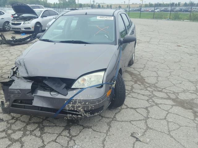 1FAFP34N77W207009 - 2007 FORD FOCUS ZX4 GRAY photo 2