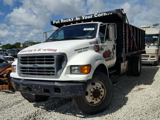 3FDNF6549YMA02692 - 2000 FORD F650 SUPER WHITE photo 2