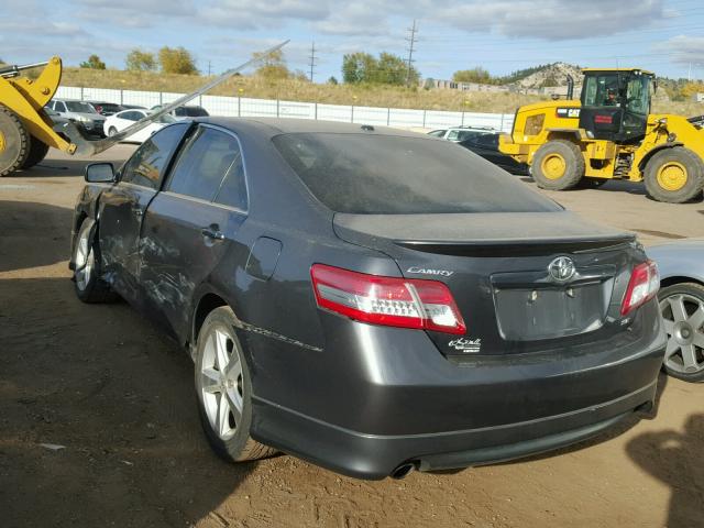 4T1BF3EK2BU697178 - 2011 TOYOTA CAMRY GRAY photo 3