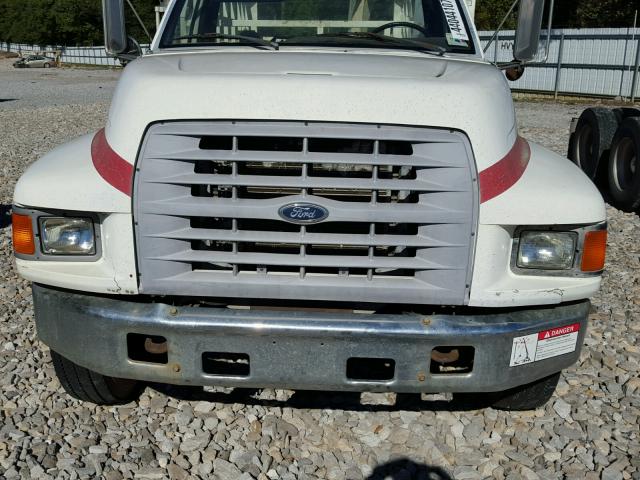 1FDNF80CXWVA36976 - 1998 FORD F800 WHITE photo 7