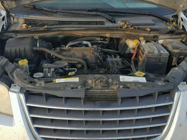 2A8HR54P48R745096 - 2008 CHRYSLER TOWN & COU SILVER photo 7