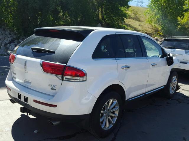 2LMDJ8JK6DBL41582 - 2013 LINCOLN MKX WHITE photo 4