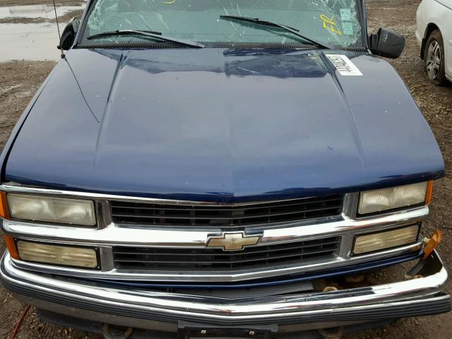 1GNEC16R9XJ409246 - 1999 CHEVROLET SUBURBAN C BLUE photo 7