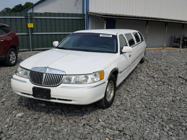 1L1FM81W2WY719600 - 1998 LINCOLN TOWN CAR L WHITE photo 2