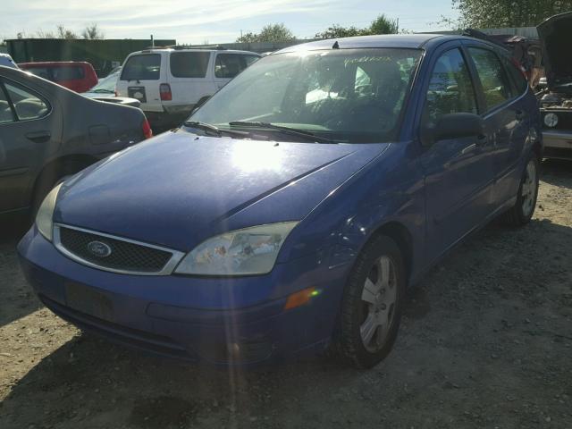 3FAFP37N45R149498 - 2005 FORD FOCUS ZX5 BLUE photo 2