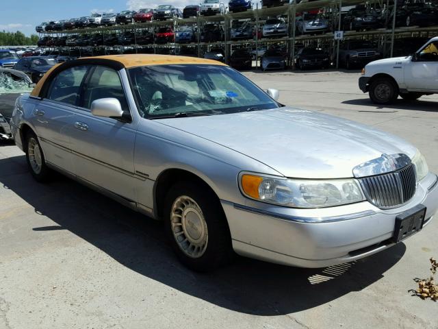 1LNHM81W42Y631505 - 2002 LINCOLN TOWN CAR E SILVER photo 1