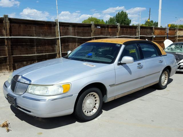 1LNHM81W42Y631505 - 2002 LINCOLN TOWN CAR E SILVER photo 2