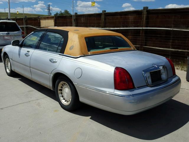 1LNHM81W42Y631505 - 2002 LINCOLN TOWN CAR E SILVER photo 3