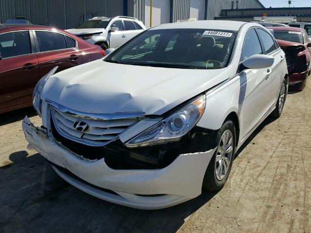 5NPEB4AC6CH492640 - 2012 HYUNDAI SONATA GLS WHITE photo 2