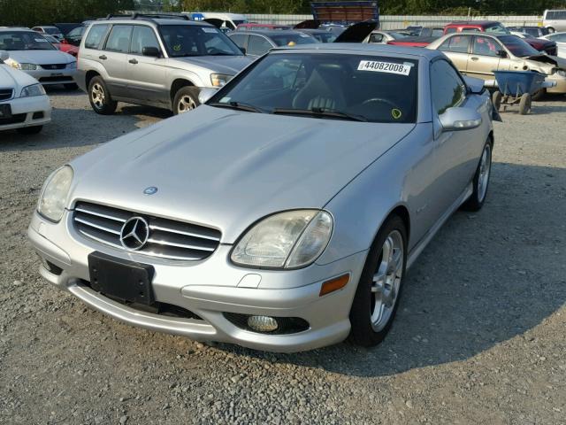 WDBKK66F72F263988 - 2002 MERCEDES-BENZ SLK 32 AMG SILVER photo 2