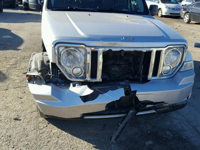 1J8GN28K48W156075 - 2008 JEEP LIBERTY SILVER photo 9