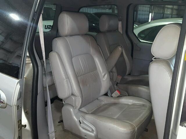 KNDUP131956627310 - 2005 KIA SEDONA EX BEIGE photo 6