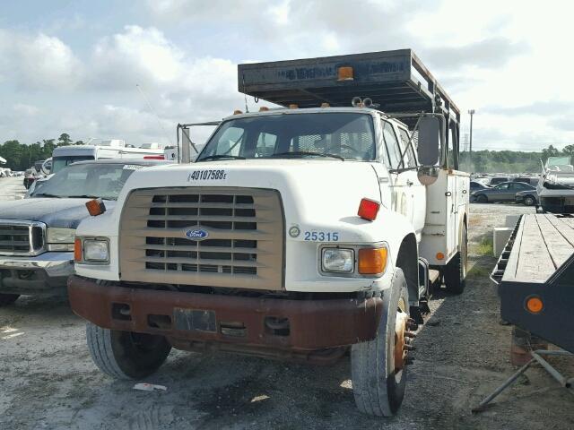 1FDYF80C2TVA15709 - 1996 FORD F800 WHITE photo 2