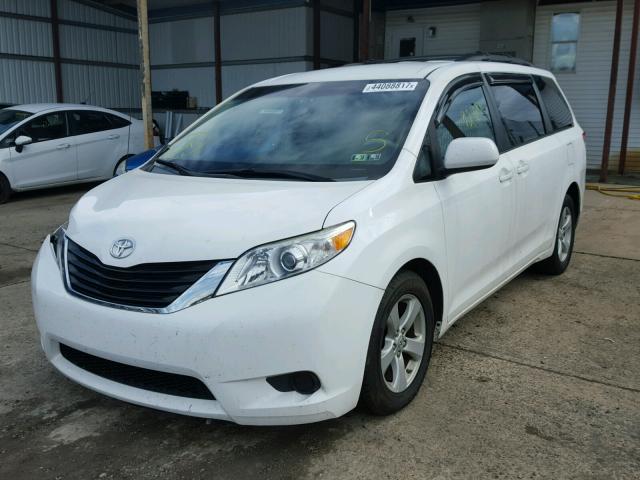 5TDKK3DC2BS082838 - 2011 TOYOTA SIENNA LE WHITE photo 2