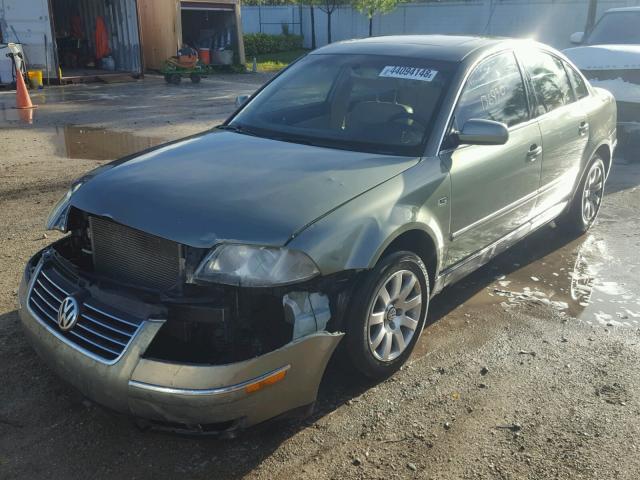 WVWRH63B92P247222 - 2002 VOLKSWAGEN PASSAT GLX GREEN photo 2