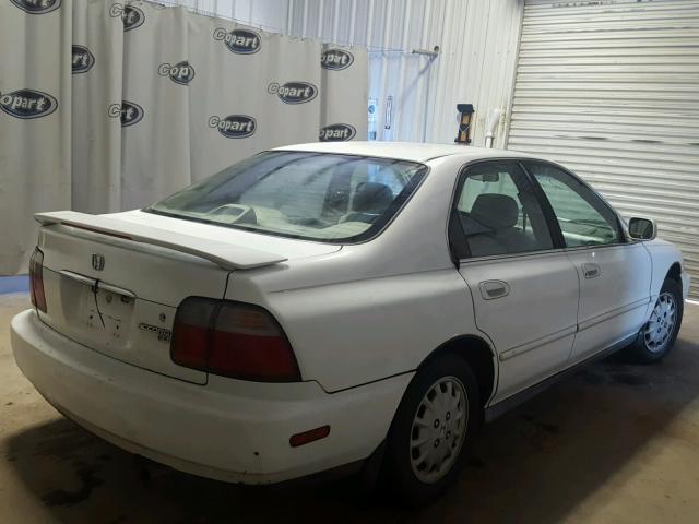 1HGCD5551VA033241 - 1997 HONDA ACCORD EX WHITE photo 4