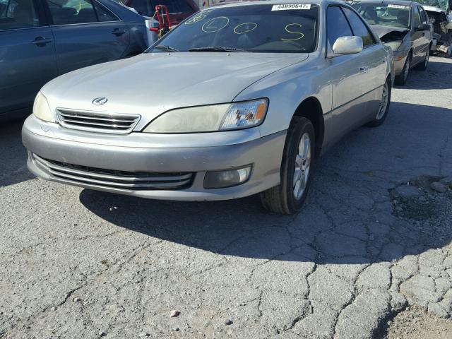 JT8BF28G015112241 - 2001 LEXUS ES 300 SILVER photo 2