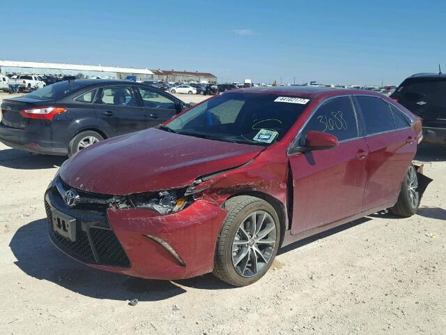 4T1BF1FK2HU797938 - 2017 TOYOTA CAMRY LE RED photo 2