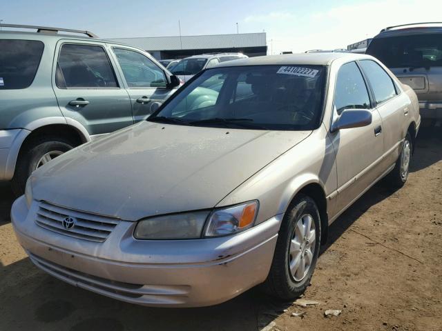 JT2BG28KXW0117057 - 1998 TOYOTA CAMRY LE TAN photo 2