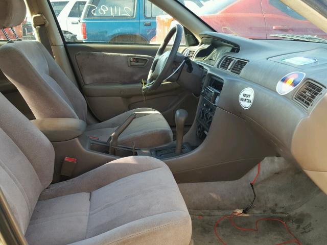 JT2BG28KXW0117057 - 1998 TOYOTA CAMRY LE თაფლისფერი ფოტო 5