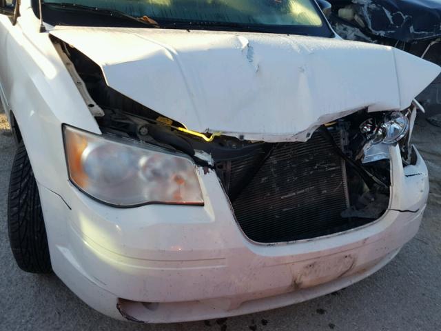 2A8HR44H28R696872 - 2008 CHRYSLER TOWN & COU WHITE photo 9