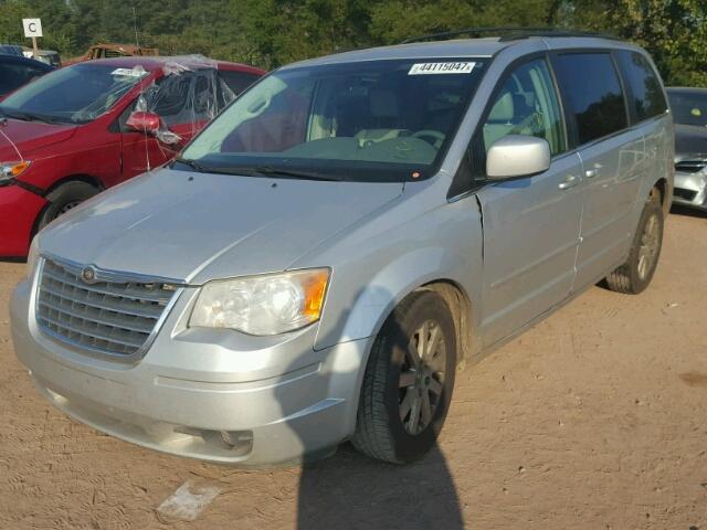 2A8HR54P28R104190 - 2008 CHRYSLER TOWN & COU SILVER photo 2