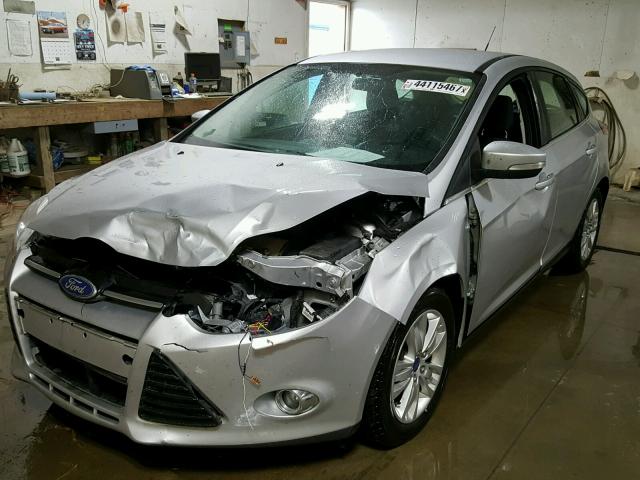 1FAHP3M2XCL283768 - 2012 FORD FOCUS SILVER photo 2