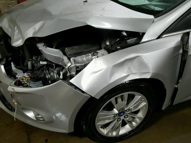 1FAHP3M2XCL283768 - 2012 FORD FOCUS SILVER photo 9