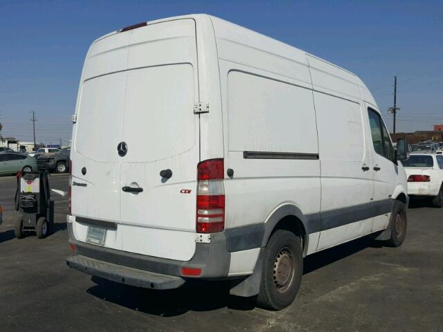 WD3PE7CC7A5486884 - 2010 MERCEDES-BENZ SPRINTER 2 WHITE photo 4