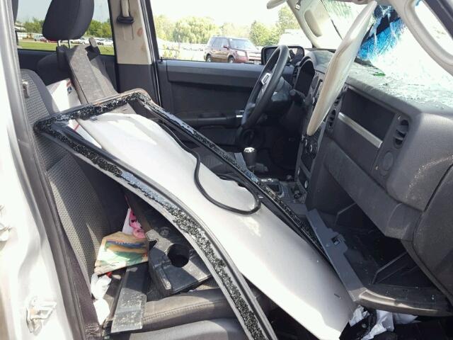 1J8HG48K38C149579 - 2008 JEEP COMMANDER SILVER photo 5