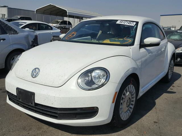 3VWJP7AT2EM611506 - 2014 VOLKSWAGEN BEETLE WHITE photo 2