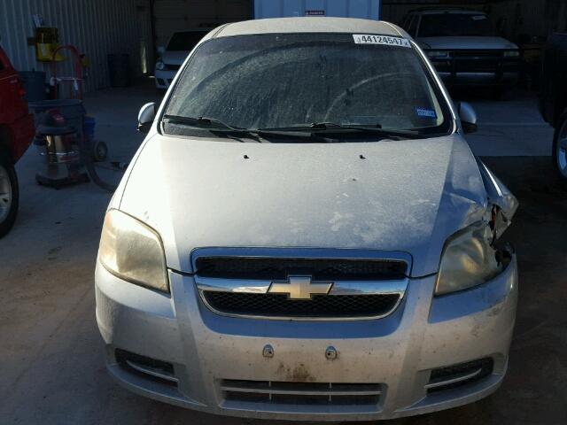 KL1TD56678B096534 - 2008 CHEVROLET AVEO BASE SILVER photo 9