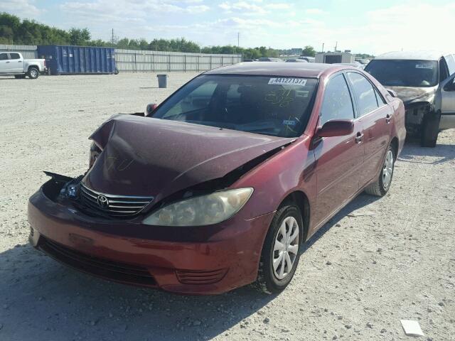 4T1BE32KX5U011058 - 2005 TOYOTA CAMRY LE RED photo 2