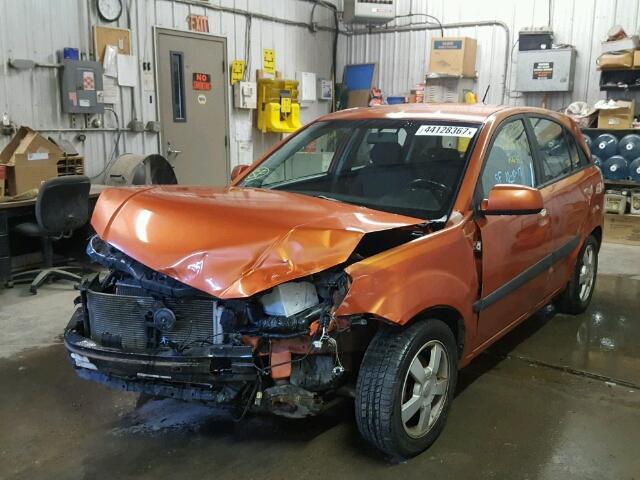 KNADE163066170467 - 2006 KIA RIO ORANGE photo 2