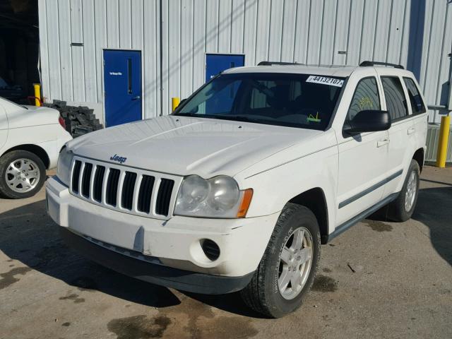 1J8GS48K17C579698 - 2007 JEEP GRAND CHER WHITE photo 2