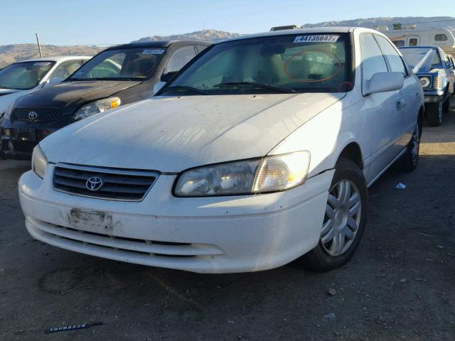 4T1BG22KXYU948226 - 2000 TOYOTA CAMRY CE WHITE photo 2